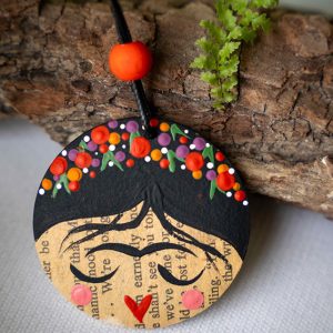 Frida medál – kézzel festett fa nyaklánc