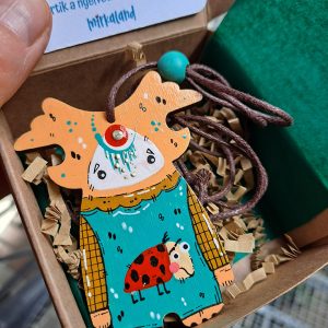 Erdőpötty Mirkalurka – Egyedi, kézzel festett medál történettel (7 cm)