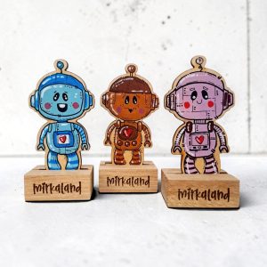 Barátságos Robot Figura Tömörfa Talpon – Kézzel Festett Fa Asztali Dekoráció