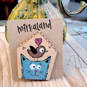 Cica és Madárka Házzal Fa Kitűző – Kézzel Festett Bross